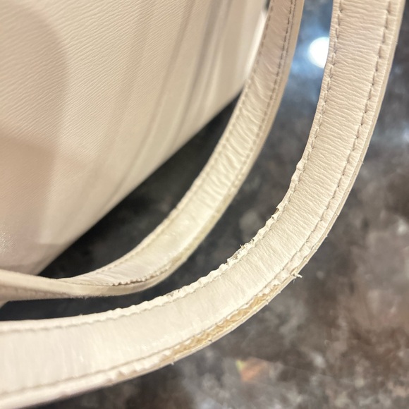 Authentic SALVATORE FERRAGAMO Gancini Medium Leather City Tote - Picture 4 of 9